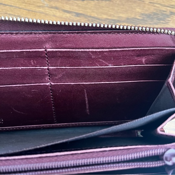 ***NOT FOR SALE!!
Gucci Metallic Purple GG Patent Leather Heart Zippy Wallet - Picture 11 of 16